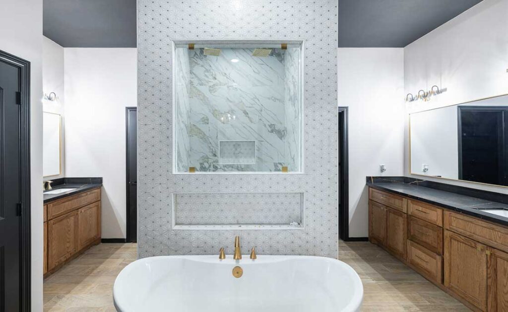 A functionalist bathroom featuring a large tub and shower, designed by Villanueva, emphasizing family-friendly space.